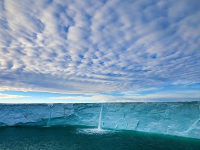 Вода стекает с края ледника