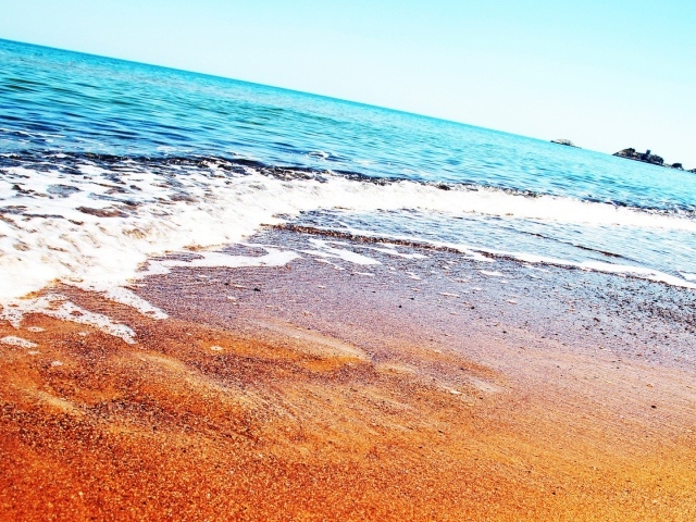 Спокойное голубое море и песчаный пляж