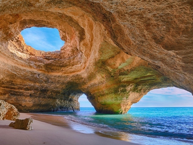 Cave Beach в Алгарве, Португалия