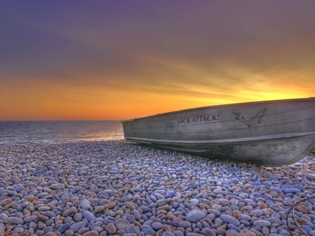 Рыбачья лодка на прибрежной гальке