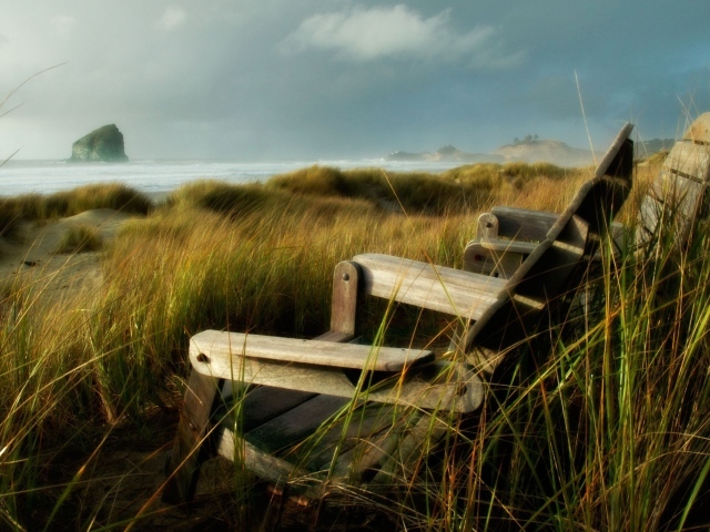 Деревянные кресла на побережье