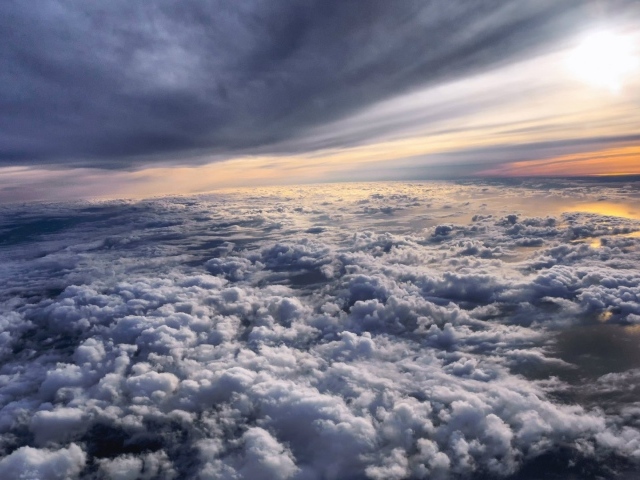 Полет над облаками на закате