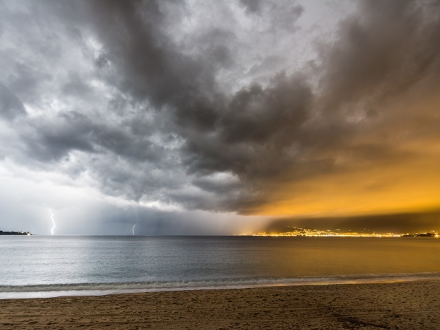 Формирование грозы над заливом