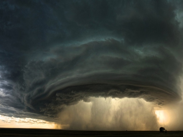 Сильный дождь из ураганного облака