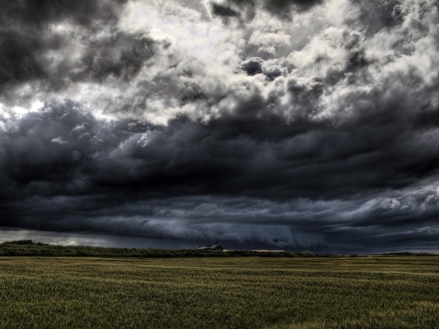Мощный грозовой вал над фермой