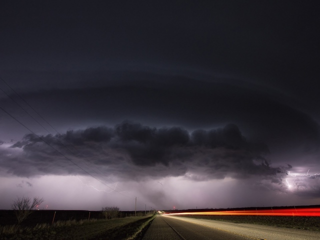 Круглое черное грозовое облако