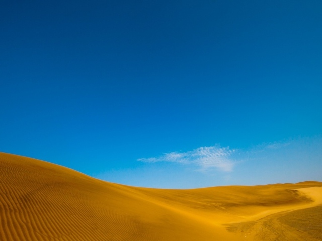 Голубое небо над желтым песком пустыни