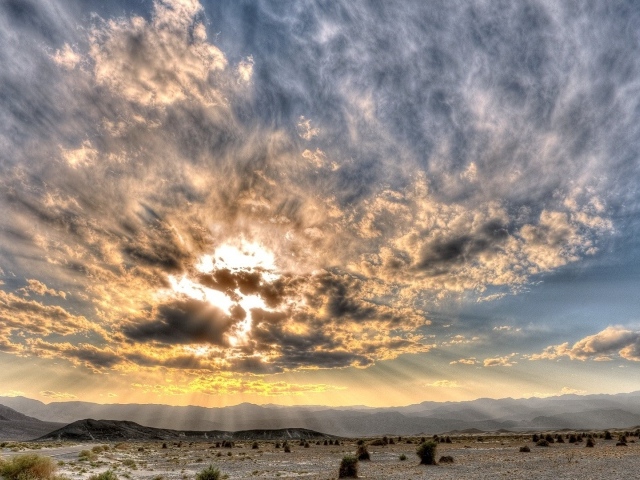 Тучи скрыли солнце над пустыней