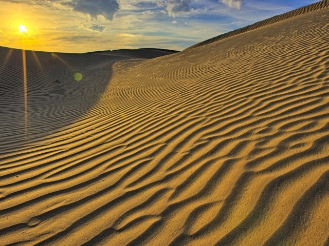 Бескрайние песчаные барханы