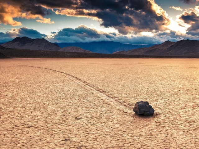 Одинокий камень путешествует по пустыне