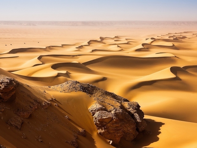 Камни под песком пустыни