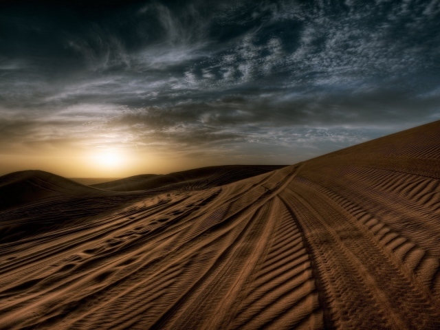 Следы шин на песке в пустыне