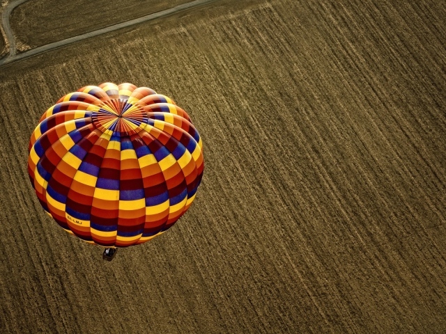 Воздушный шар над вспаханным полем