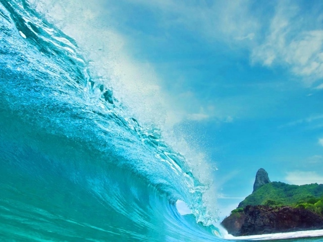Голубая волна на фоне острова
