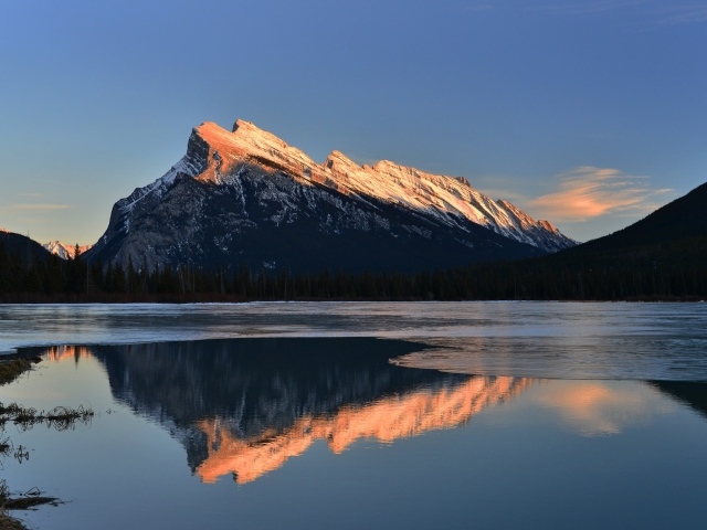 Вершины гор освещенные солнцем