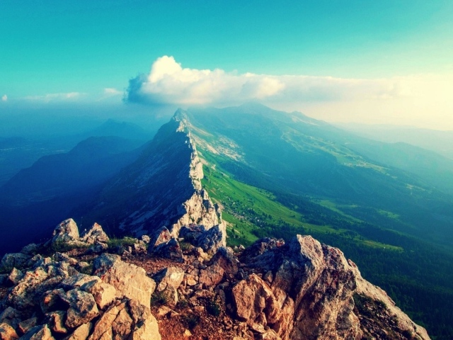 Облако пересекает горную гряду