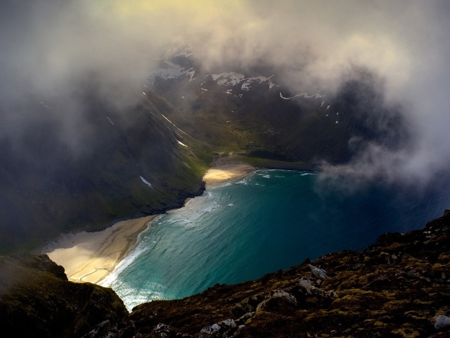 Облака над озером среди гор