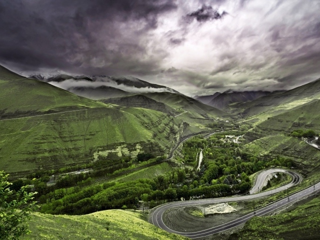 Дорога идет восьмеркой среди гор