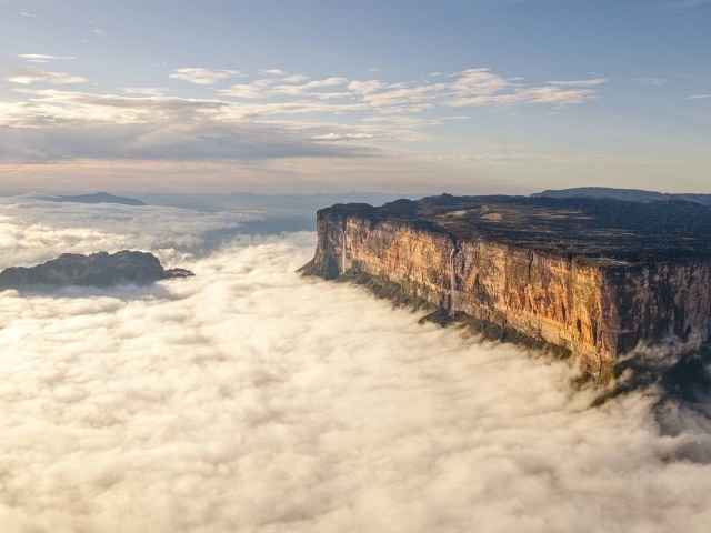 Плоская гора среди туч