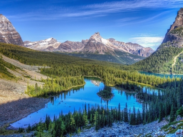 Озера среди леса в горной долине