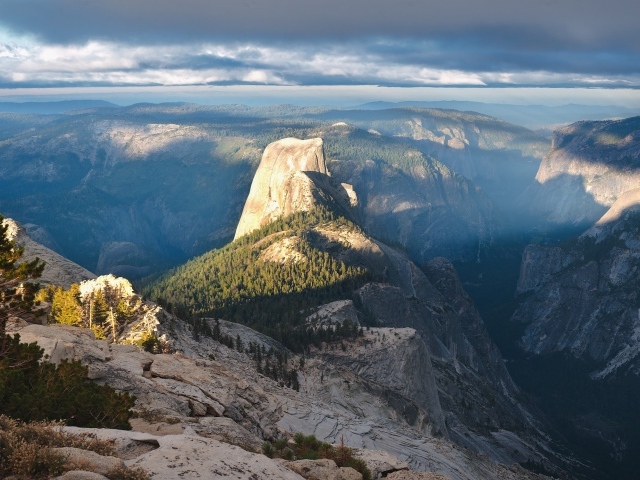 Горы освещенные солнцем