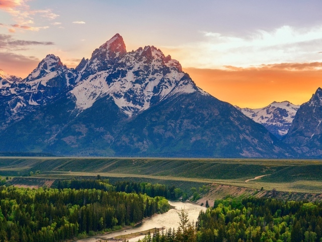 Оранжевые облака позади гор