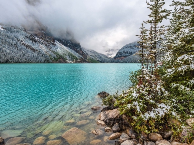 Нежно голубой цвет воды в горах