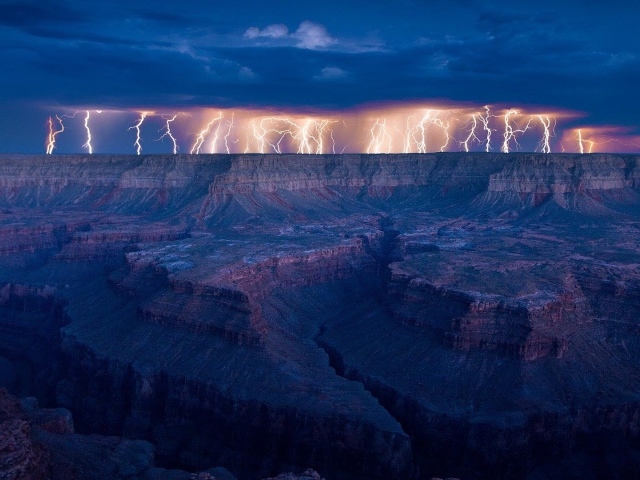 Сильная гроза над горным плато