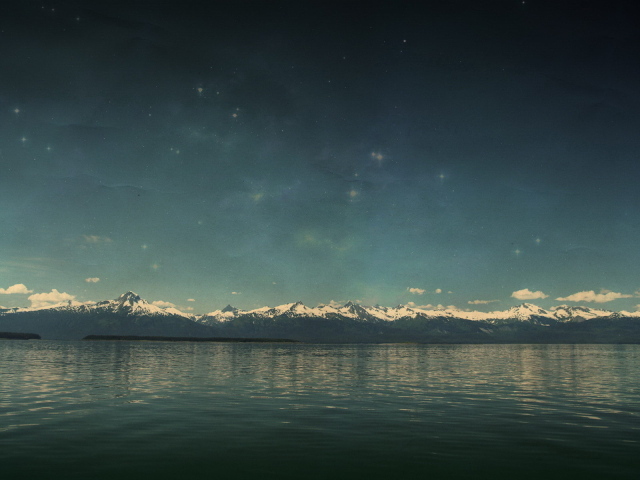 Снежные вершины гор за морем