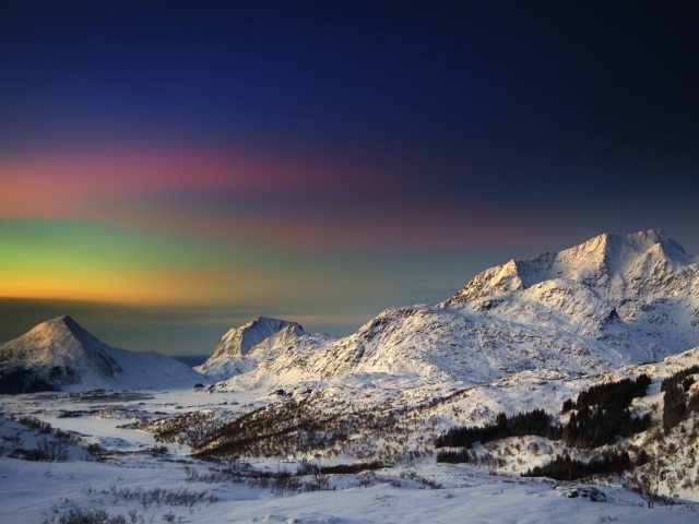 Закат в горах окрасил небо всеми цветами радуги