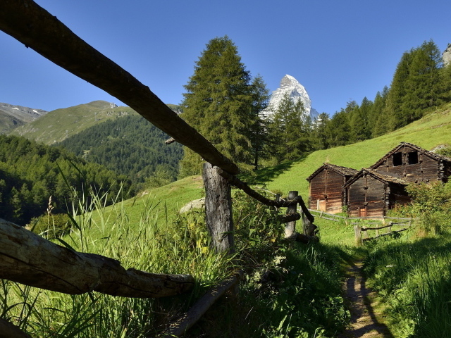 Забор и старые дома в горах