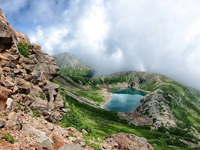 Озеро спрятано в уступе горы