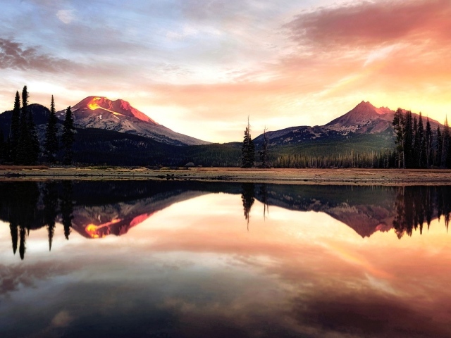 Две горы отражаются в воде озера