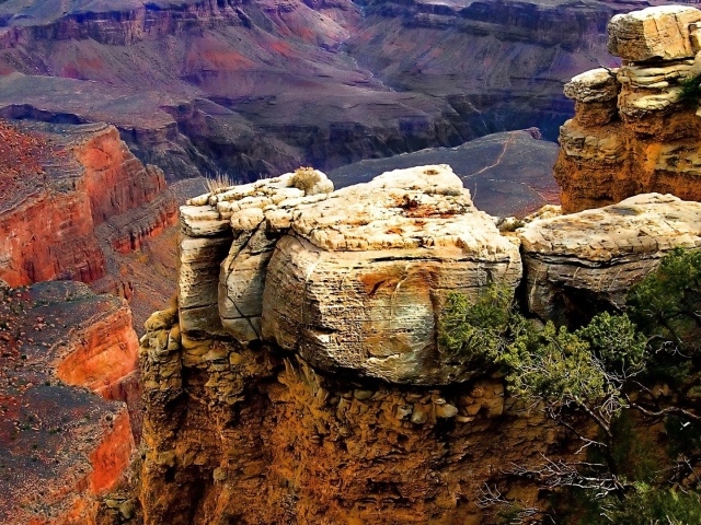 Дикие мертвые скалы в каньоне