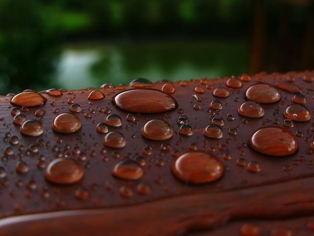 Капли влаги на коричневой поверхности