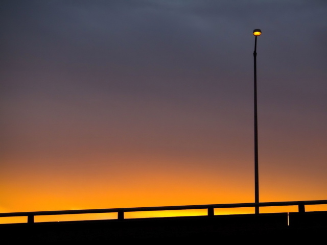 Фонарь в на рассвете