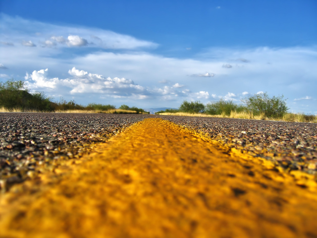 Желтая разметка на асфальте