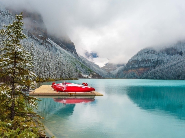 Лодки на причале горного озера
