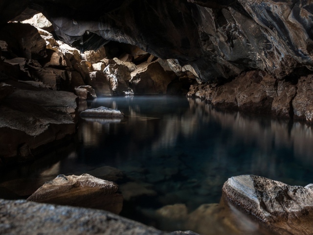 Прозрачная вода в озере в пещере