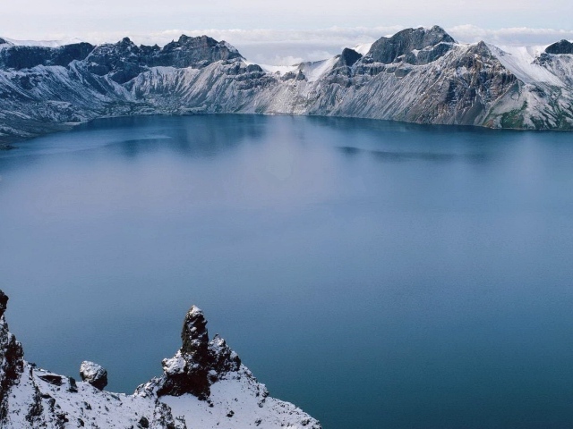 Темное озеро в жерле старого вулкана