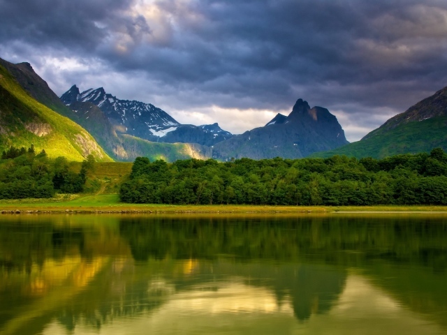 Зеленое озеро в горной долине