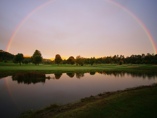 Радуга после дождя над озером