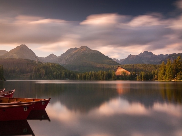 Красные лодки на горном озере