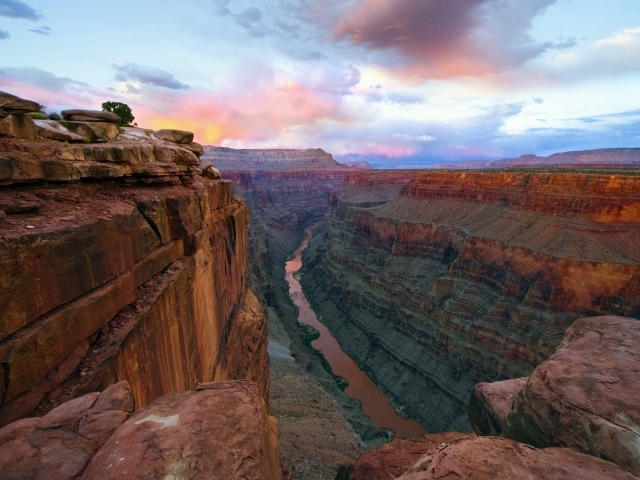 Река с коричневой водой на дне каньона