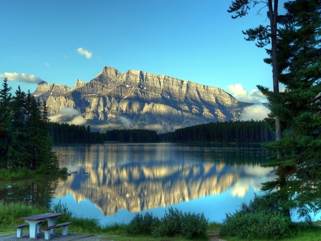 Скала отражается в горном озере