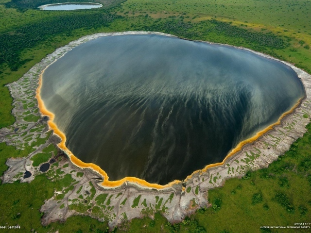 Круглое озеро среди полей с высоты
