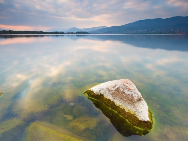 Камень в воде озера