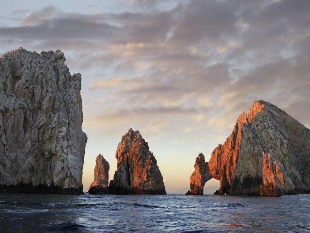 Голые скалы в море