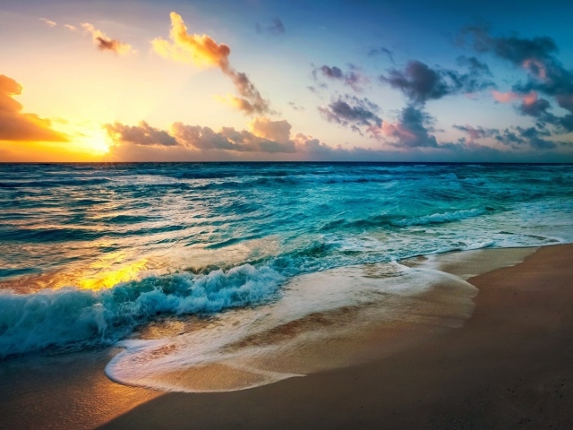 Голубая вода прибоя перед закатом