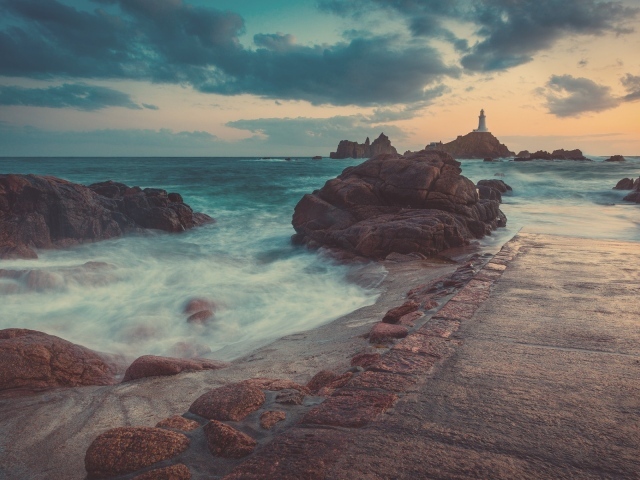 Набережня на фоне маяка на скале